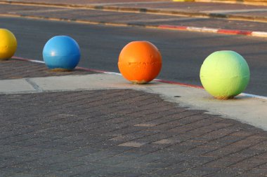 çok renkli beton topları şehirde kaldırımda yalan ve taşıyıcı bir bariyer olarak hizmet 