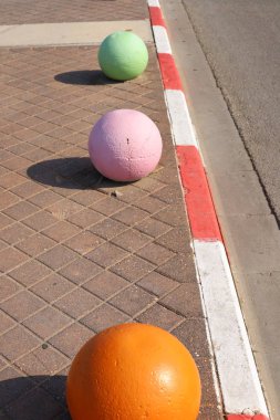 çok renkli beton topları şehirde kaldırımda yalan ve taşıyıcı bir bariyer olarak hizmet 