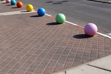 çok renkli beton topları şehirde kaldırımda yalan ve taşıyıcı bir bariyer olarak hizmet 