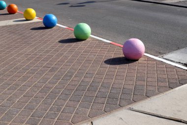 çok renkli beton topları şehirde kaldırımda yalan ve taşıyıcı bir bariyer olarak hizmet 