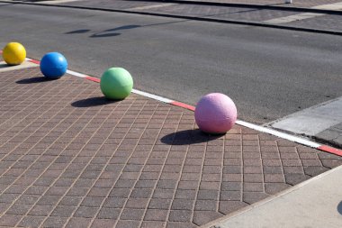 çok renkli beton topları şehirde kaldırımda yalan ve taşıyıcı bir bariyer olarak hizmet 