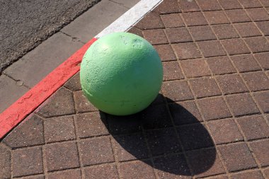 çok renkli beton topları şehirde kaldırımda yalan ve taşıyıcı bir bariyer olarak hizmet 