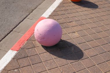 çok renkli beton topları şehirde kaldırımda yalan ve taşıyıcı bir bariyer olarak hizmet 