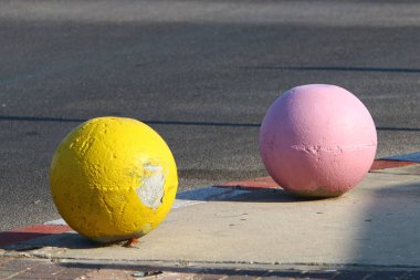 çok renkli beton topları şehirde kaldırımda yalan ve taşıyıcı bir bariyer olarak hizmet 