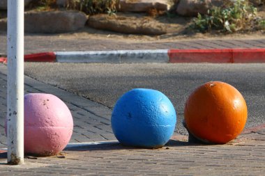 çok renkli beton topları şehirde kaldırımda yalan ve taşıyıcı bir bariyer olarak hizmet 