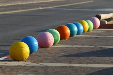 çok renkli beton topları şehirde kaldırımda yalan ve taşıyıcı bir bariyer olarak hizmet 