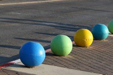 çok renkli beton topları şehirde kaldırımda yalan ve taşıyıcı bir bariyer olarak hizmet 