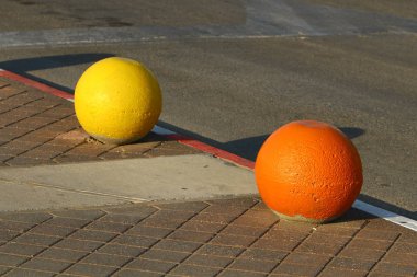 çok renkli beton topları şehirde kaldırımda yalan ve taşıyıcı bir bariyer olarak hizmet 