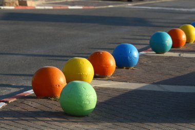 çok renkli beton topları şehirde kaldırımda yalan ve taşıyıcı bir bariyer olarak hizmet 