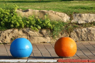 çok renkli beton topları şehirde kaldırımda yalan ve taşıyıcı bir bariyer olarak hizmet 