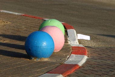 çok renkli beton topları şehirde kaldırımda yalan ve taşıyıcı bir bariyer olarak hizmet 