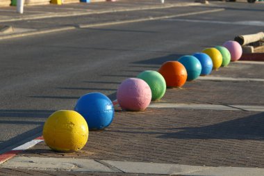 çok renkli beton topları şehirde kaldırımda yalan ve taşıyıcı bir bariyer olarak hizmet 