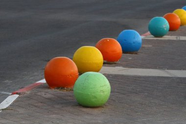 çok renkli beton topları şehirde kaldırımda yalan ve taşıyıcı bir bariyer olarak hizmet 