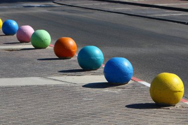çok renkli beton topları şehirde kaldırımda yalan ve taşıyıcı bir bariyer olarak hizmet 