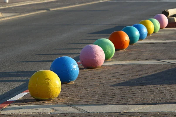Bolas Hormigón Multicolor Encuentran Acera Ciudad Sirven Como Una Barrera —  Fotos de Stock