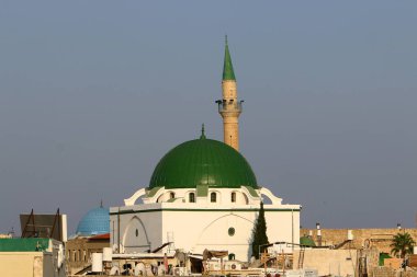 Kuzey İsrail'de Akdeniz kıyısında Acre kentinde antik haçlı kalesi bina ve yapılar  