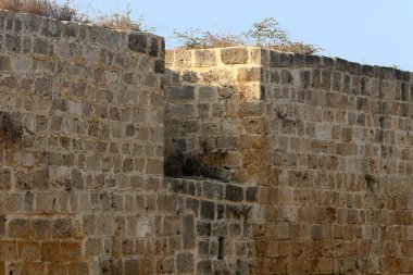 Kuzey İsrail'de Akdeniz kıyısında Acre kentinde antik haçlı kalesi bina ve yapılar  