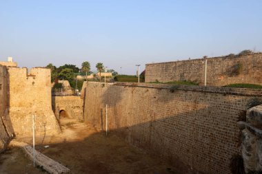 Kuzey İsrail'de Akdeniz kıyısında Acre kentinde antik haçlı kalesi bina ve yapılar  