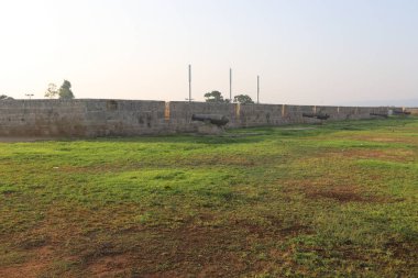 Kuzey İsrail'de Akdeniz kıyısında Acre kentinde antik haçlı kalesi bina ve yapılar  