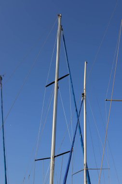 Kuzey İsrail'de Acre eski kentinde Akdeniz kıyısında bir limanda yelkenli yatlar 