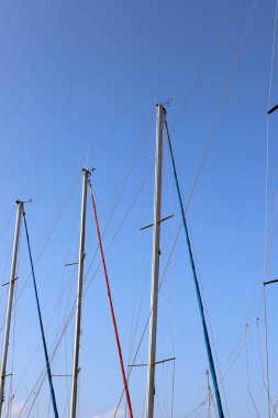 Kuzey İsrail'de Acre eski kentinde Akdeniz kıyısında bir limanda yelkenli yatlar 