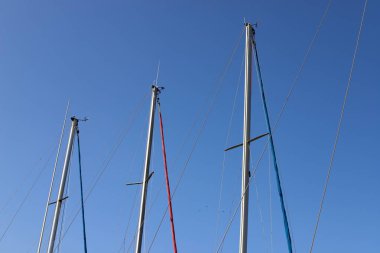 Kuzey İsrail'de Acre eski kentinde Akdeniz kıyısında bir limanda yelkenli yatlar 