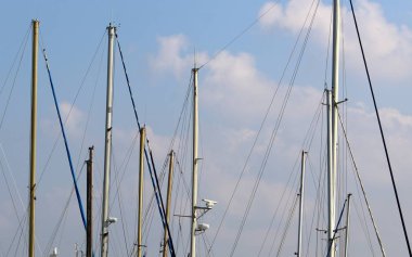 Kuzey İsrail'de Acre eski kentinde Akdeniz kıyısında bir limanda yelkenli yatlar 