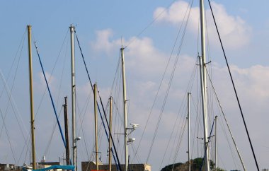 Kuzey İsrail'de Acre eski kentinde Akdeniz kıyısında bir limanda yelkenli yatlar 