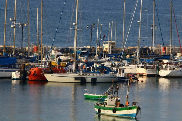 Kuzey Srail Acre Eski Kentinde Akdeniz Kıyısında Bir Limanda Yelkenli — Stok fotoğraf