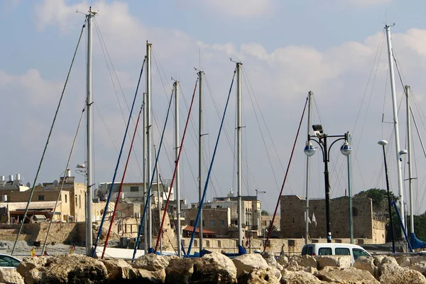 在以色列北部老城区阿克的地中海沿岸港口航行游艇 — 图库照片