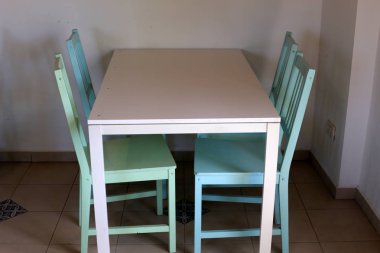 Bir sandalye ve dinlenmek için bir masa Kuzey İsrail'de Akdeniz kıyısında bir kafede duruyor 