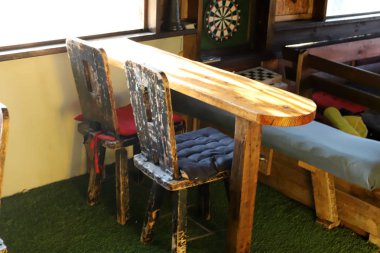 Bir sandalye ve dinlenmek için bir masa Kuzey İsrail'de Akdeniz kıyısında bir kafede duruyor 