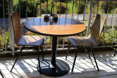 Bir sandalye ve dinlenmek için bir masa Kuzey İsrail'de Akdeniz kıyısında bir kafede duruyor 