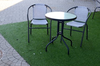 Bir sandalye ve dinlenmek için bir masa Kuzey İsrail'de Akdeniz kıyısında bir kafede duruyor 