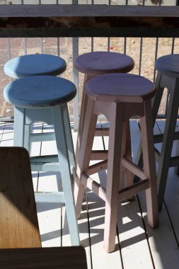 Bir sandalye ve dinlenmek için bir masa Kuzey İsrail'de Akdeniz kıyısında bir kafede duruyor 