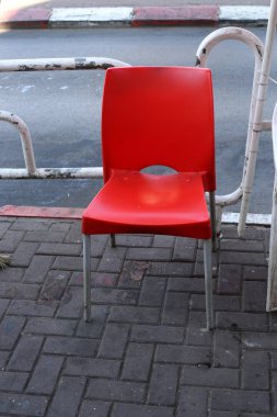 Bir sandalye ve dinlenmek için bir masa Kuzey İsrail'de Akdeniz kıyısında bir kafede duruyor 