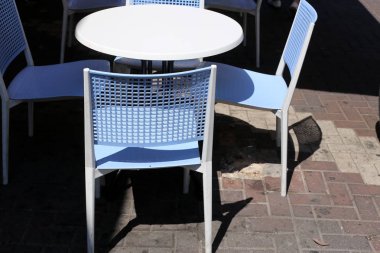 Bir sandalye ve dinlenmek için bir masa Kuzey İsrail'de Akdeniz kıyısında bir kafede duruyor 