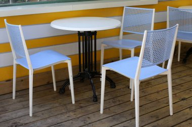 Bir sandalye ve dinlenmek için bir masa Kuzey İsrail'de Akdeniz kıyısında bir kafede duruyor 