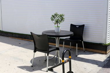 Bir sandalye ve dinlenmek için bir masa Kuzey İsrail'de Akdeniz kıyısında bir kafede duruyor 