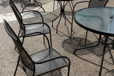 Bir sandalye ve dinlenmek için bir masa Kuzey İsrail'de Akdeniz kıyısında bir kafede duruyor 