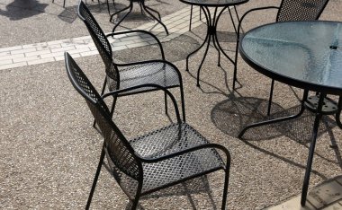 Bir sandalye ve dinlenmek için bir masa Kuzey İsrail'de Akdeniz kıyısında bir kafede duruyor 