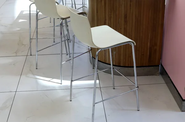 Μια Καρέκλα Και Ένα Τραπέζι Για Χαλάρωση Στέκεται Ένα Καφέ — Φωτογραφία Αρχείου