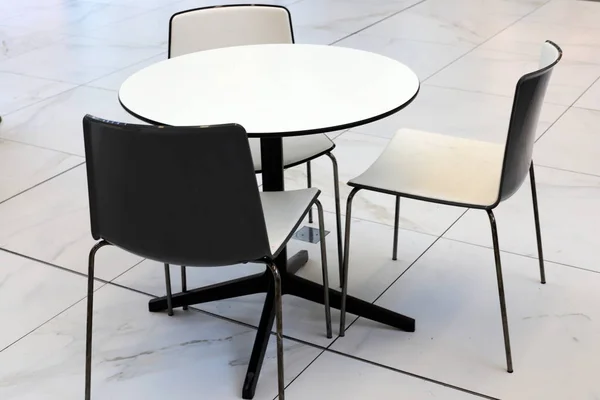 이스라엘 북부의 지중해 기슭에 카페에 의자와 테이블이 세워져 있습니다 — 스톡 사진