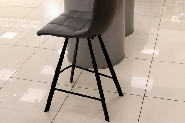Uma Cadeira Uma Mesa Para Relaxar Fica Café Nas Margens — Fotografia de Stock
