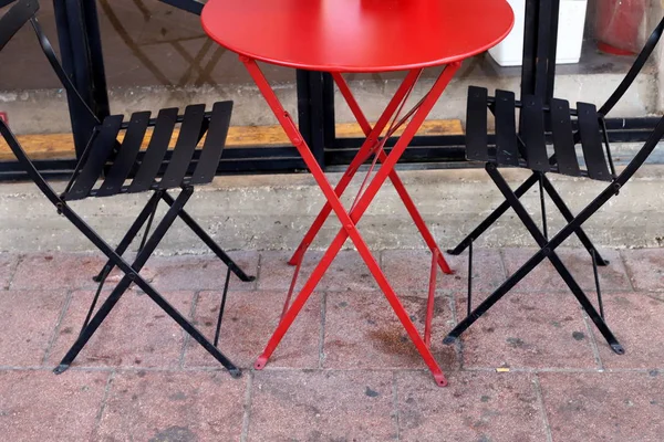 在以色列北部地中海沿岸的一家咖啡馆里 一把椅子和一张放松的桌子 — 图库照片
