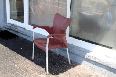 Bir sandalye ve dinlenmek için bir masa Kuzey İsrail'de Akdeniz kıyısında bir kafede duruyor 