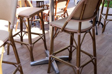 Bir sandalye ve dinlenmek için bir masa Kuzey İsrail'de Akdeniz kıyısında bir kafede duruyor 