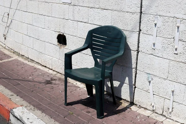 Uma Cadeira Uma Mesa Para Relaxar Fica Café Nas Margens — Fotografia de Stock