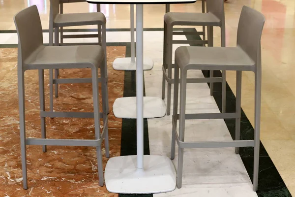 イスラエル北部の地中海岸のカフェに椅子とリラクゼーション用のテーブルが立っている — ストック写真