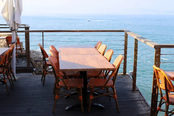 Una Sedia Tavolo Relax Trova Caffè Sulle Rive Del Mar — Foto Stock